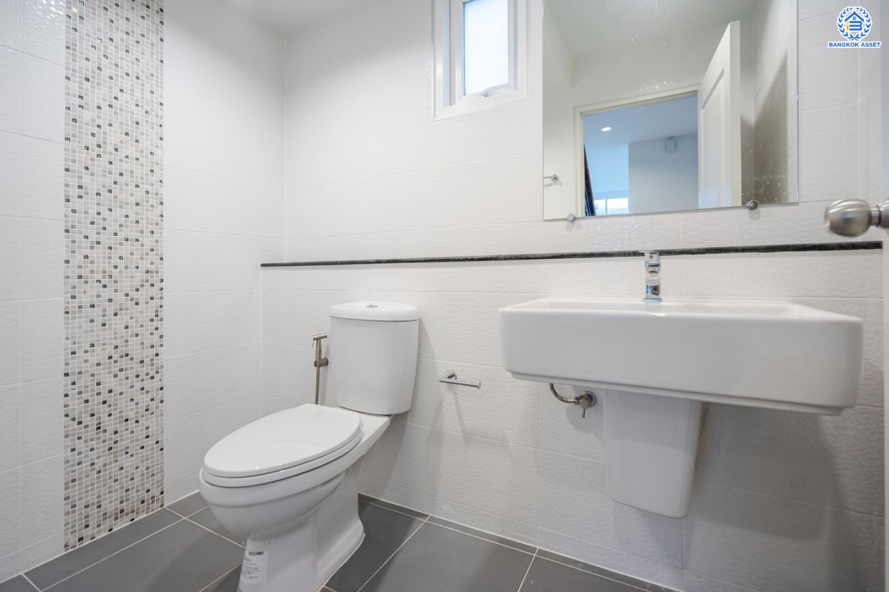 บ้านมือสองตกแต่งใหม่ ม.เดอะแพลนท์ วัชรพล หลังมุม เนื้อที่ 54 ตร.ว. ฟังก์ชัน 3 ห้องนอน 3 ห้องน้ำ จอดรถได้ 2 คัน Facilities ครบครัน บนทำเลเชื่อมต่อหลายเส้นทาง ถ.รามอินทรา ถ.สายไหม และ ถ.พหลโยธิน ใกล้สนามบินดอนเมือง ทางด่วน "รามอินทรา" และรถไฟฟ้าสายสีเขียว "สถานีคูคต"